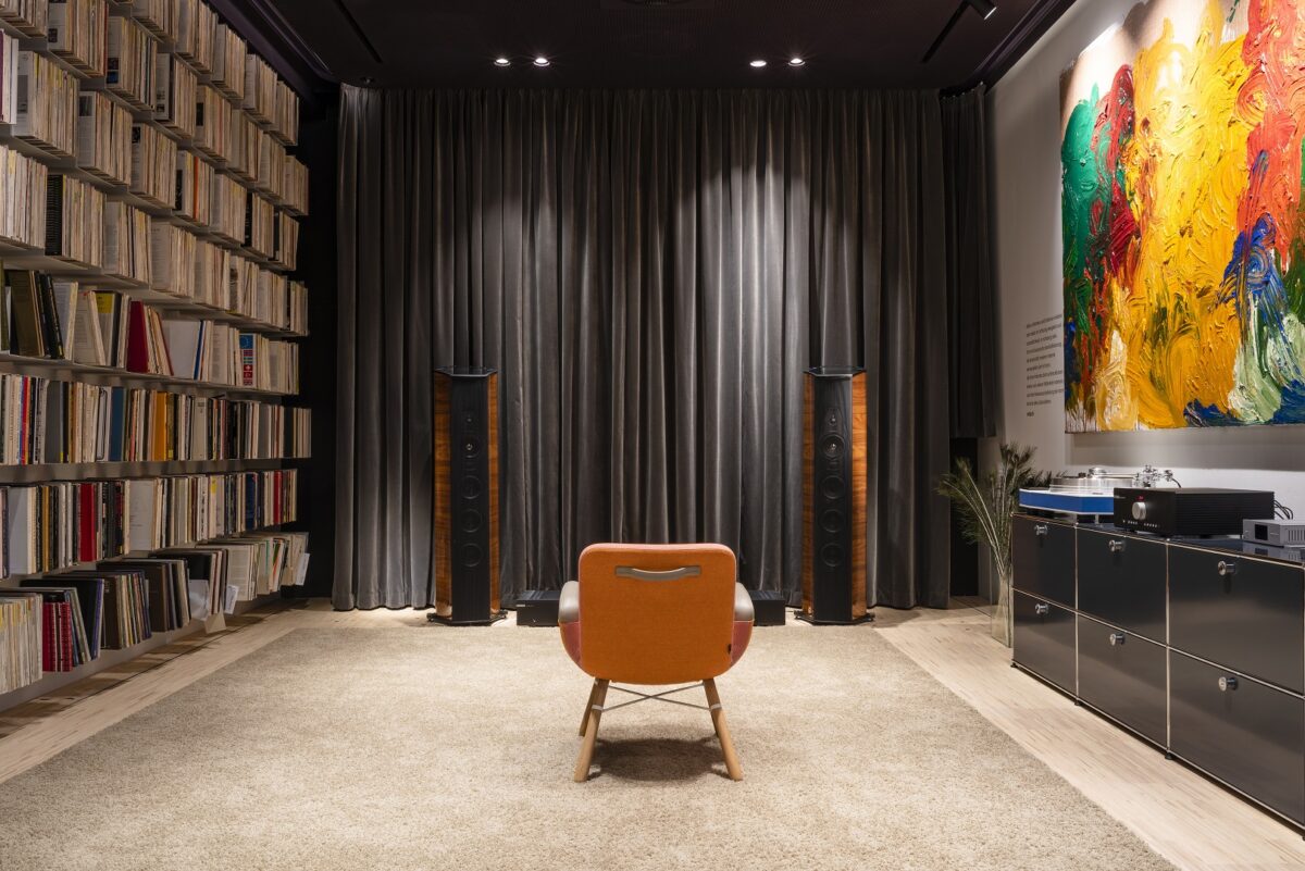 Pro-Ject Headquarter Schowroom with big Loudspeakers, modern furniture, a amount of records and several turntables with Amplifiers