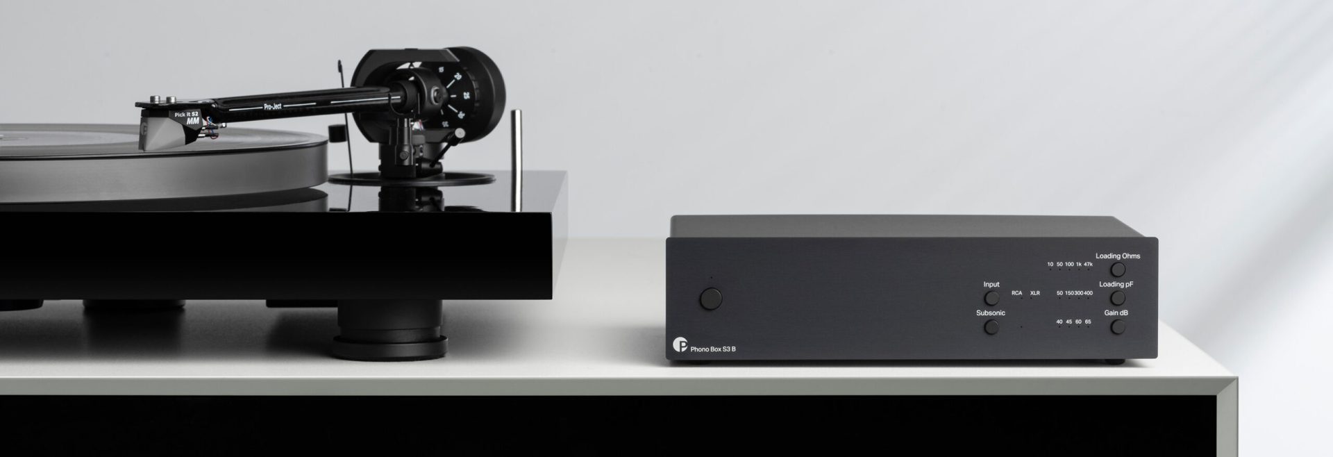 PhonoBoxS3B + Debut Carbon EVO auf weißem Kasten