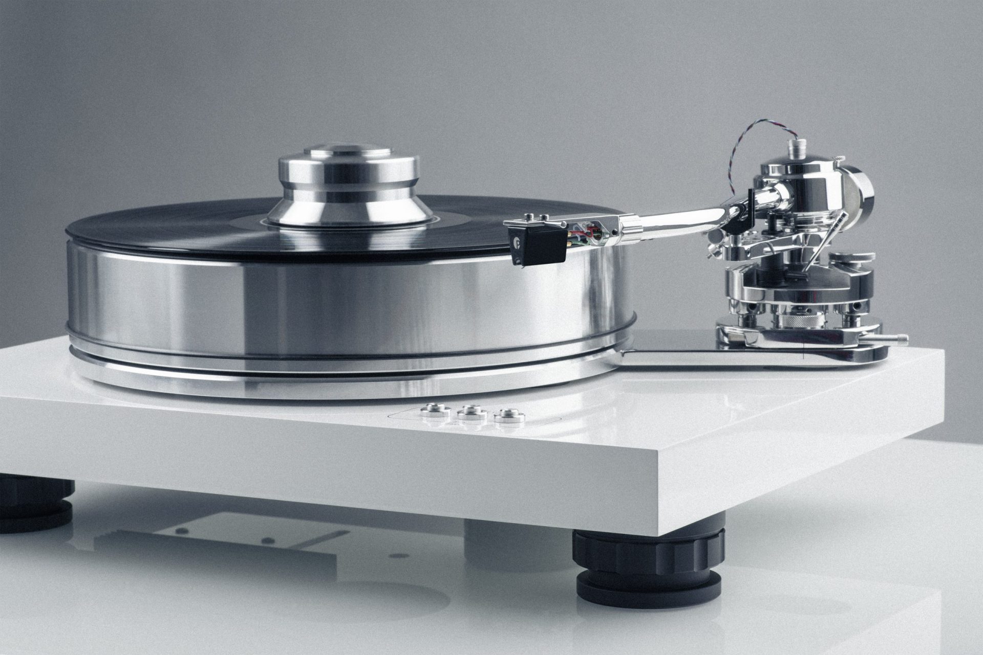 Pro-Ject Signature 10 Seitenansicht mit hohem Plattenteller und Tonarm