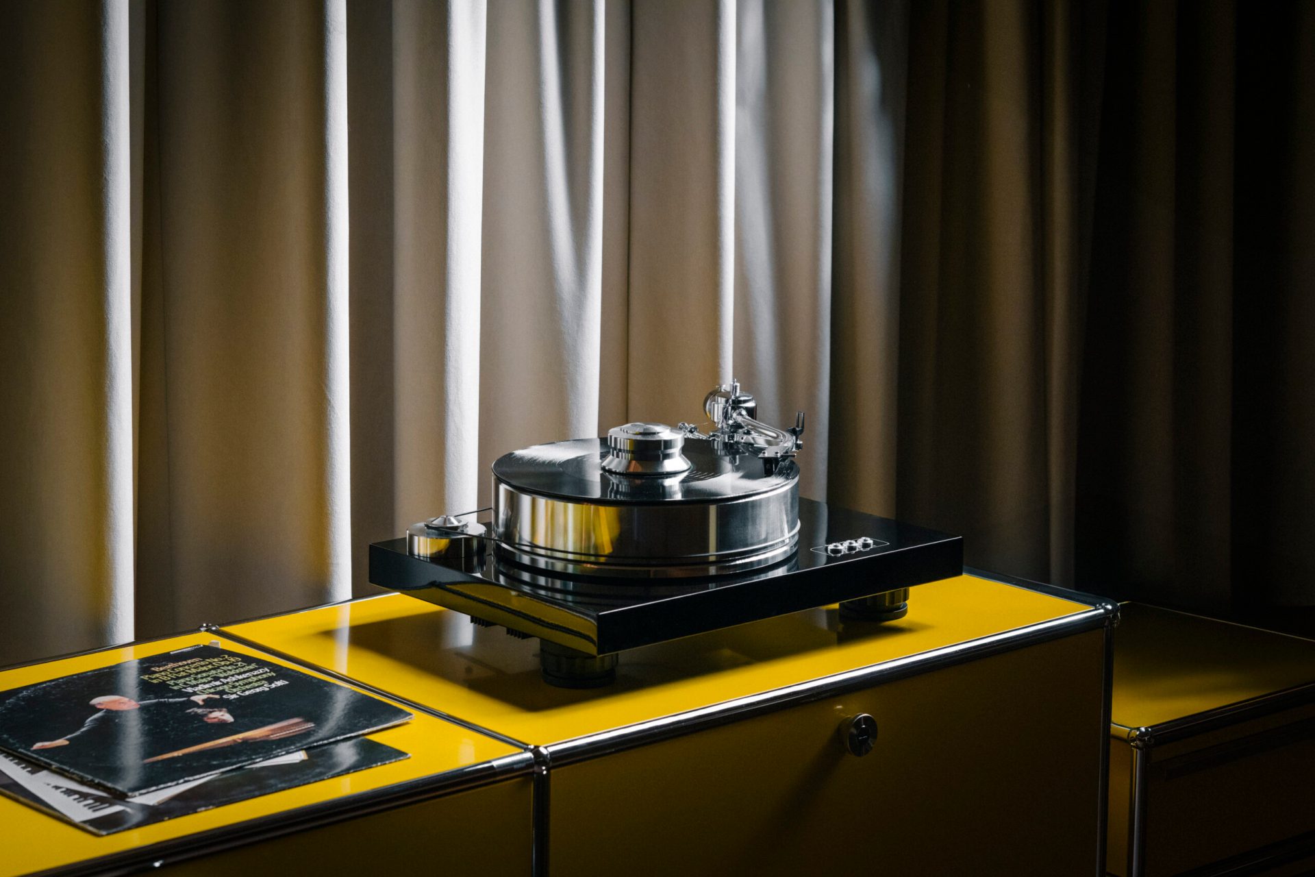 Signature 10 Piano Black Lifestyle 1