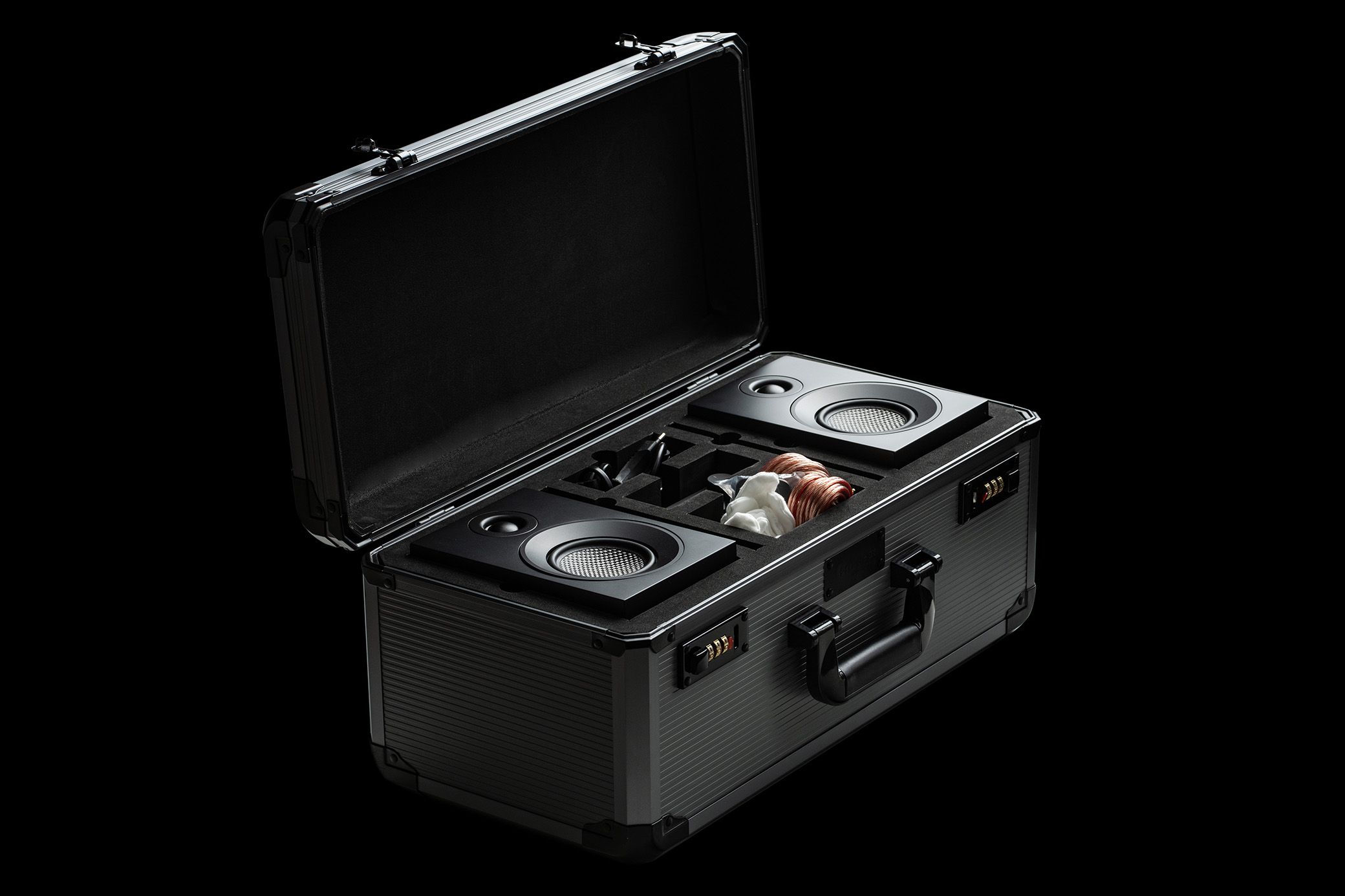 Travel set open suitcase web