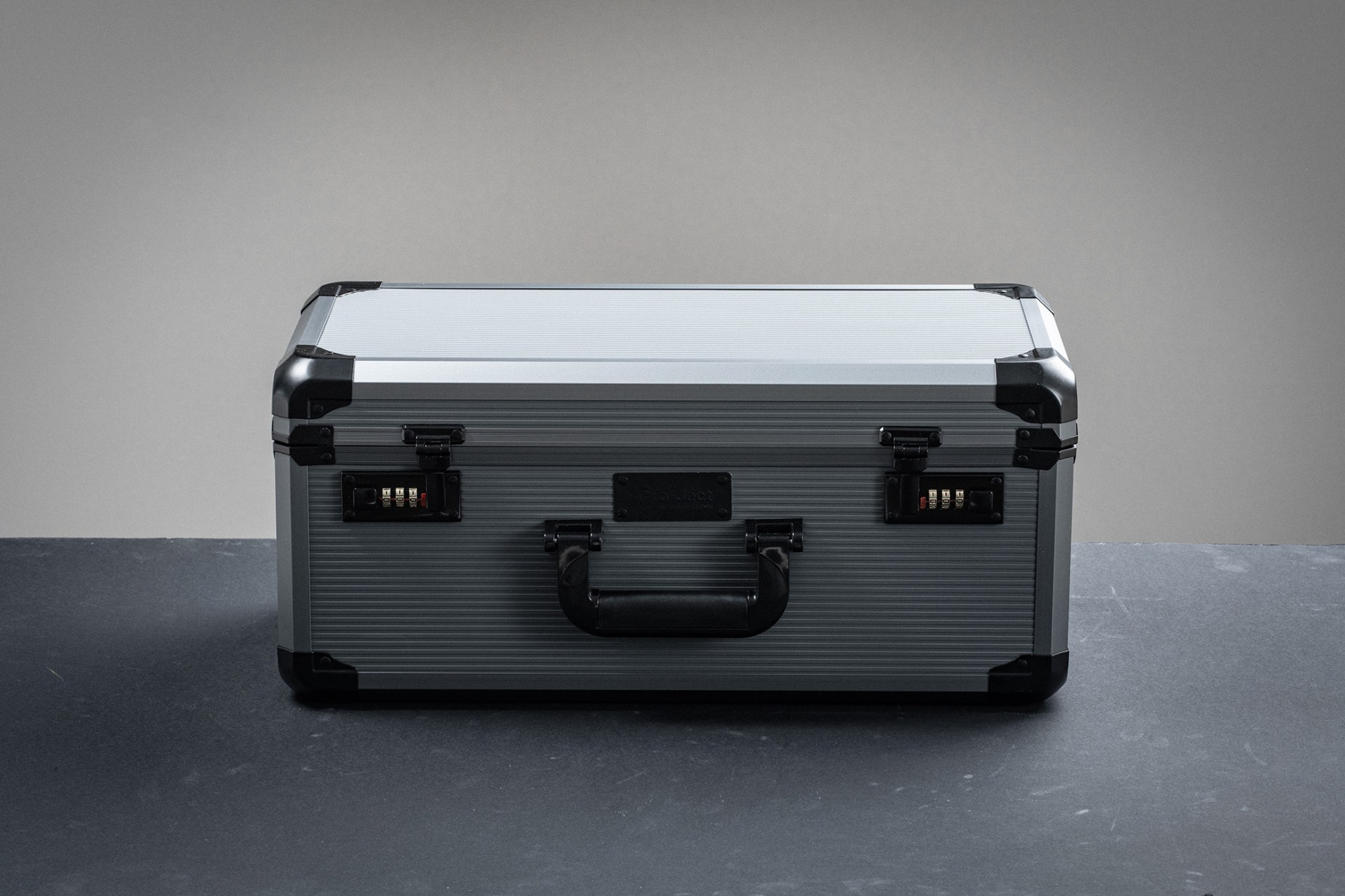 Travel set suitcase closed web